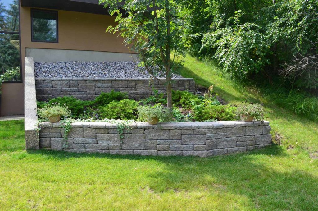 Tiered retaining walls with integrated planting terraces